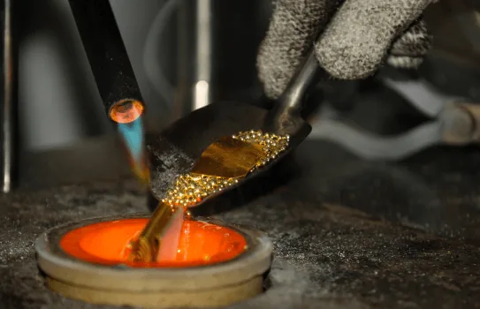 Meester-smelter aan het werk in de ateliers van Gold & Silver Company