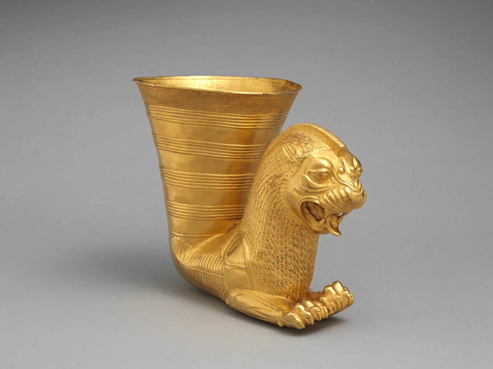 Vase en or martelé à protomé de créature léonine ailée, empire achéménide, cinquième siècle avant notre ère, Metropolitan Museum of Art