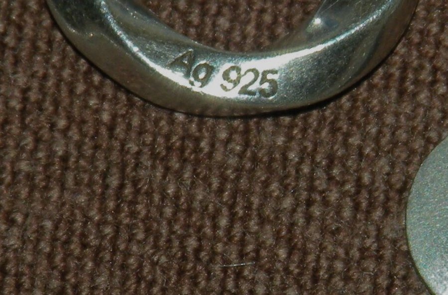 Foto: gehaltekeur 925 geslagen op de sluiting van een zilveren halsketting